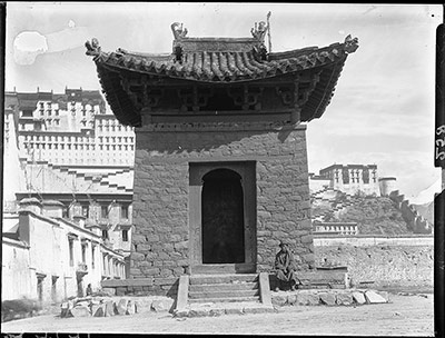 Chinese-style structure in Potala Sho housing doring