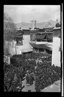 Lugong ceremony outside the main entrance to the Jokhang