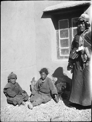 Pasang and children in Gyantse Fort
