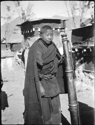 Monk musician with radung near Gyantse