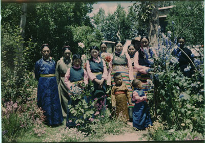 Rampa Se in Dekyi Lingka garden with family members