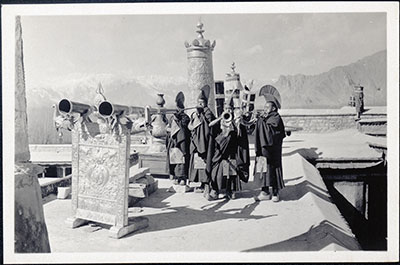 Monks blowing radung, Kundeling