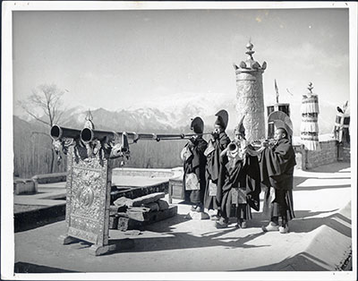 Monks blowing radung, Kundeling