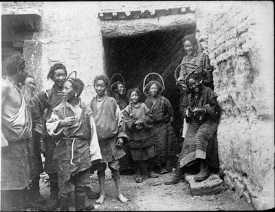 Servants of Badu La, Gyantse
