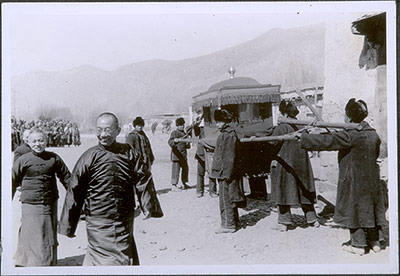 Wu Chung hsin walking towards a sedan chair