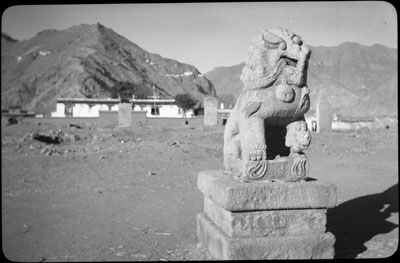 Stone lions, Chinese Amban's former residence