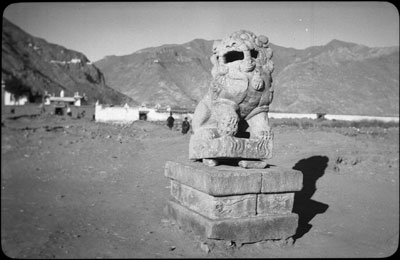 Stone lions, Chinese Amban's former residence
