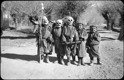 Mummers in Dekyi Lingka