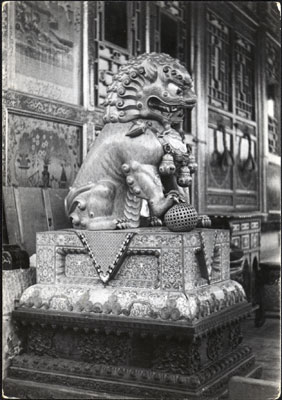 Statue in Norbu Lingka lake temple