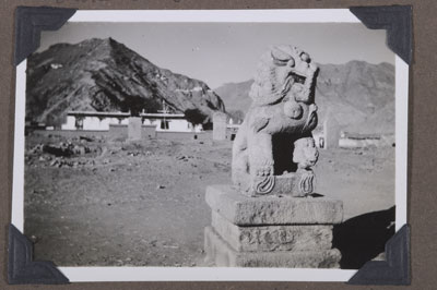 Stone lions, Chinese Amban's former residence