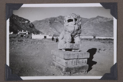 Stone lions, Chinese Amban's former residence