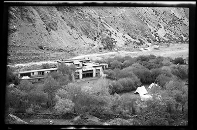 Building and tents in the Tolung valley