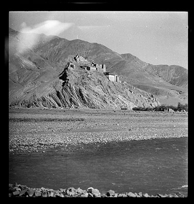 Gyantse Dzong with river in foreground
