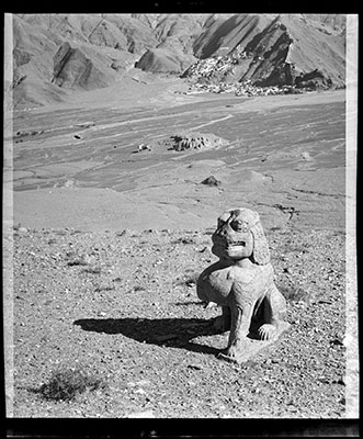 Stone lion on burial mound of Ralpacan in Chyongye valley