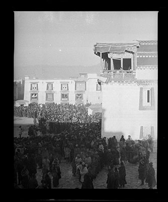 Crowd in Barkhor Sungchora for Jampa Dendren festival