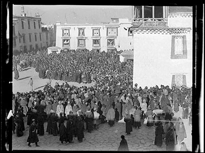 Crowd in Barkhor Sungchora for Jampa Dendren festival