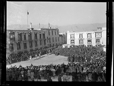 Crowd in Barkhor Sungchora for Jampa Dendren festival