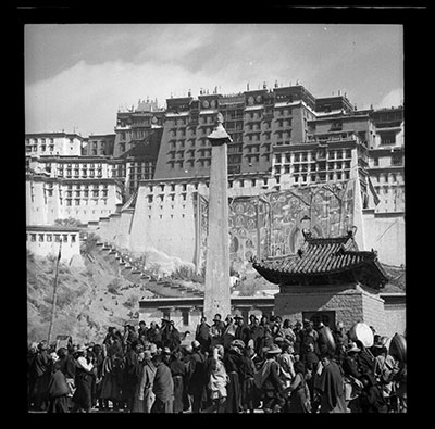 Crowds around Sho pillar below Potala at Sertreng