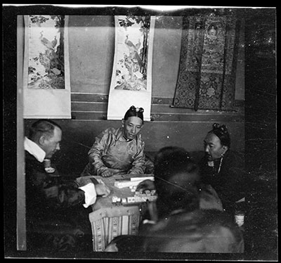 Fox, Doring and Kyibu playing majong