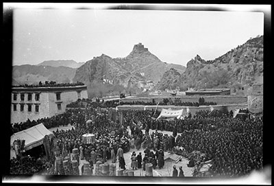 Monks and officials, Sertreng festival below the Potala