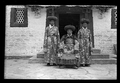 Ruthog Depon in the clothes of a Yaso with attendants