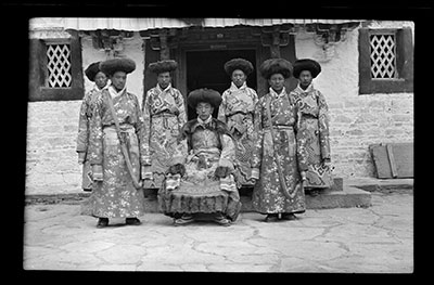 Ruthog Depon in the clothes of a Yaso with attendants