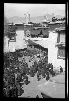 Lugong ceremony outside the main entrance to the Jokhang