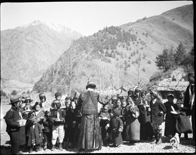 Giving New Year gifts, Yatung