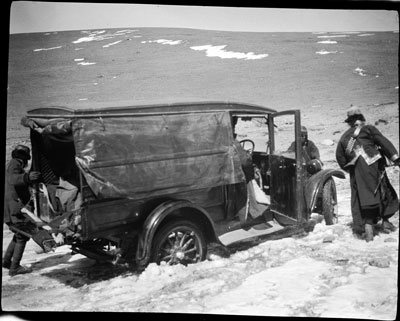 Pushing car on the Tang La