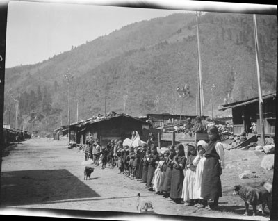 Children outside Yatung school
