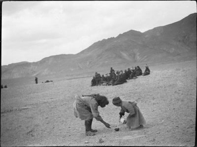 Beggar at Gyantse Gun and Arrow competition