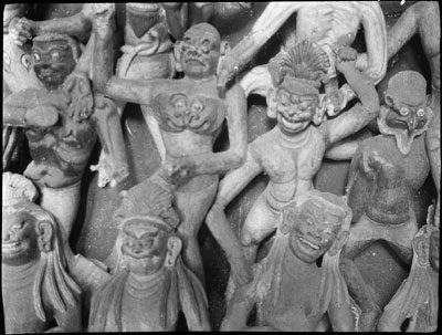 Wall carvings in Shanang Monastery near Samada