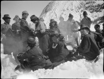 Porters having lunch in Natu La