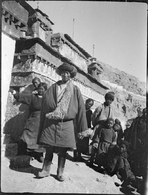 Khampa trader in front of mani wall, Gyantse