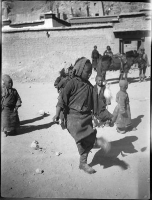 Children playing in Gyantse