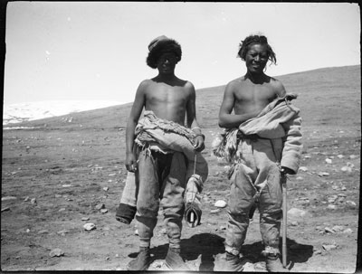 Two mule drivers on the Thang La