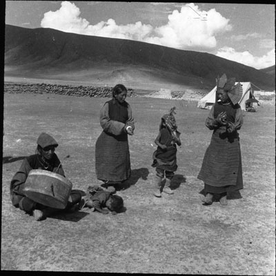 Itinerant performers at Chiblung