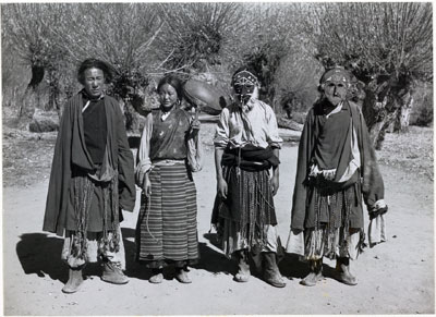 Khampa dancers in Dekyi Lingka