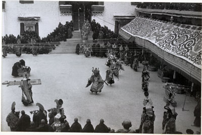 Black Hat and masked dancers at Tse Gutor