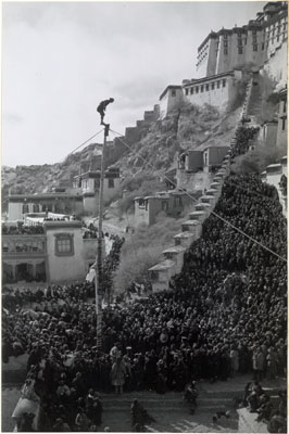 Man on pole at Namdrotagtse ceremony by Potala