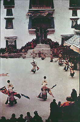 Black Hat dancers at Tse Gutor