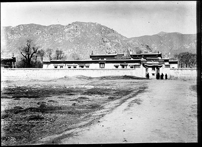 Lha-lu Mansion. Reckoned by the Chinese as one of the five beauties of Lhasa