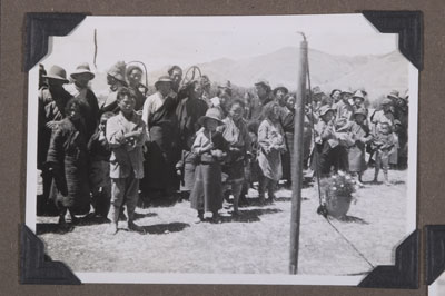 Crowd at Gyantse races Crowd at Gyantse races