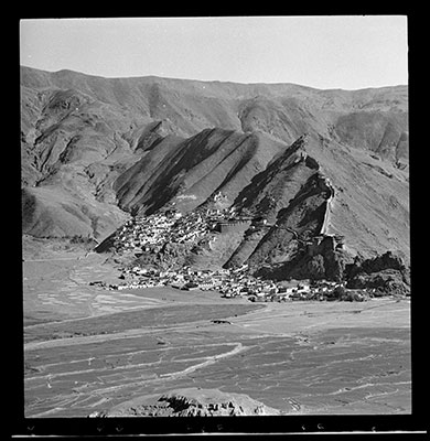 From the same point as Plate 2. The largest mound is attributed to Sad-na-legs. Smaller mounds are those of Mu-ne,Mu-rug and Ljang-tsha Lhas-bon. A pillar can be seen near the right side of the  largest mound. &lsquo;Phyong-rgyas village and Rdzong, site of Phy