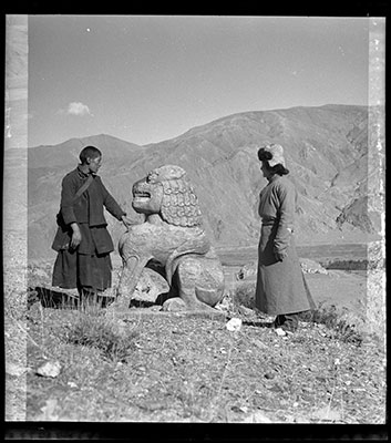 Stone lion at Ral-pa-can&rsquo;s tomb.