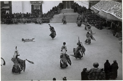 Black Hat dancers at Tse Gutor