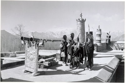 Monks blowing radung, Kundeling Monks blowing radung, Kundeling