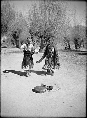 Two dancers in Dekyi Lingka