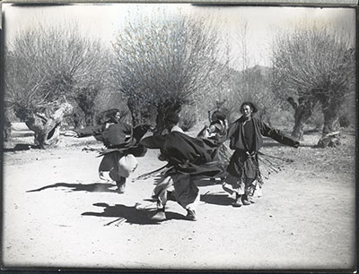 Khampa dancers in Dekyi Lingka