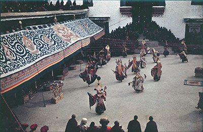 Black Hat dancers at Tse Gutor